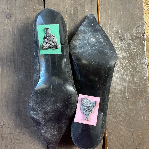 Vintage John Fluevog Dynamic black suede heels. - Picture 4 of 5